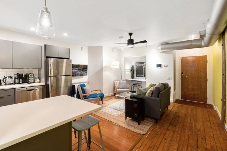 Salle de séjour élégante avec mobilier moderne dans un appartement à Building 221 Vine Street 29 - urban-home-stays - 1289452 - USA à Philadelphia, Philadelphia Salle de séjour élégante avec mobilier moderne dans un appartement à Building 221 Vine Street 29 - urban-home-stays - 1289452 - USA à Philadelphia, Philadelphia