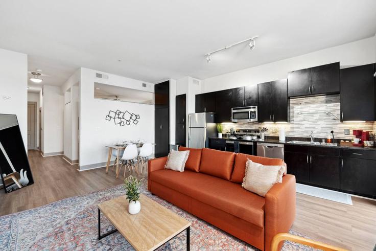 Dallas, Dallas에 위치한 Building Elm Street - urban-home-stays - 1289462 - DFW 유닛의 세련된 인테리어가 돋보이는 거실