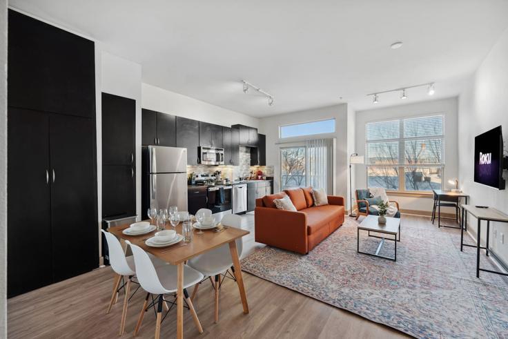 Elegante sala de estar con mobiliario moderno en un apartamento en Building Elm Street - urban-home-stays - 1289462 - DFW en Dallas, Dallas