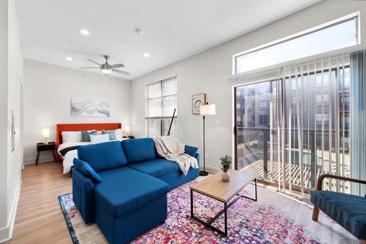 Dallas DallasのBuilding Indiana Street - urban-home-stays - 1289465 - DFWのアパートメントにある、モダンな家具を備えたエレガントなデザインのリビングルーム
