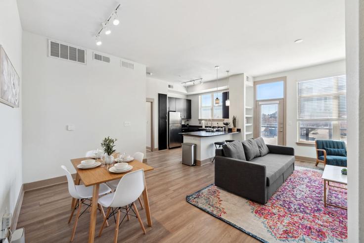 Elegante sala de estar con mobiliario moderno en un apartamento en Building North Walton Street - urban-home-stays - 1289466 - DFW en Dallas, Dallas