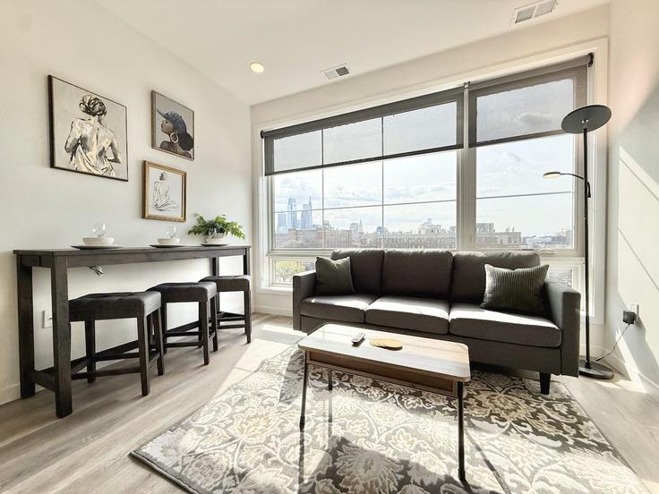 Salle de séjour élégante avec mobilier moderne dans un appartement à Building North Perth Street - urban-home-stays - 1289470 - USA à Philadelphia, Philadelphia