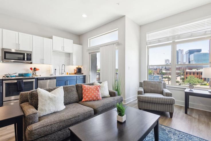 Salle de séjour élégante avec mobilier moderne dans un appartement à Building Indiana Street - urban-home-stays - 1431236 à Dallas, Dallas