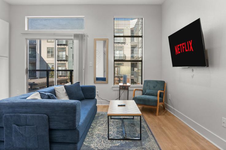 Sala de estar elegantemente projetada com móveis modernos em um apartamento no Building Indiana Street - urban-home-stays - 1431237 em Dallas, Dallas