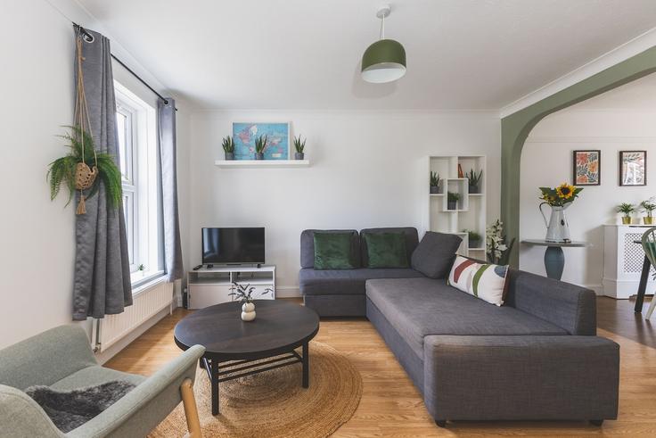 Elegante sala de estar con mobiliario moderno en un apartamento en Building Silbury Avenue - urban-host-limited - 1542741 en London Borough of Merton, Mitcham Elegante sala de estar con mobiliario moderno en un apartamento en Building Silbury Avenue - urban-host-limited - 1542741 en London Borough of Merton, Mitcham
