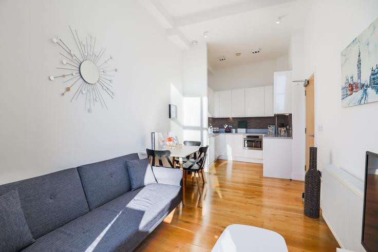 Salle de séjour élégante avec mobilier moderne dans un appartement à Building Saint Mary at Hill - urban-stay - 1515880 à City of London, London
