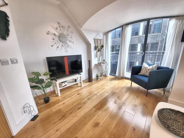 London City of LondonのBuilding Saint Mary at Hill - urban-stay - 1520705のアパートメントにある、モダンな家具を備えたエレガントなデザインのリビングルーム