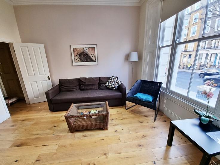 Elegante sala de estar con mobiliario moderno en un apartamento en Building Ladbroke Grove - urban-stay - 1515872 en Royal Borough of Kensington and Chelsea, London