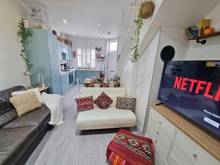 Elegant gestaltetes Wohnzimmer mit moderner Einrichtung in einer Wohnung im Building Algernon Road - urban-stay - 1515881 in London Borough of Lewisham, London Elegant gestaltetes Wohnzimmer mit moderner Einrichtung in einer Wohnung im Building Algernon Road - urban-stay - 1515881 in London Borough of Lewisham, London