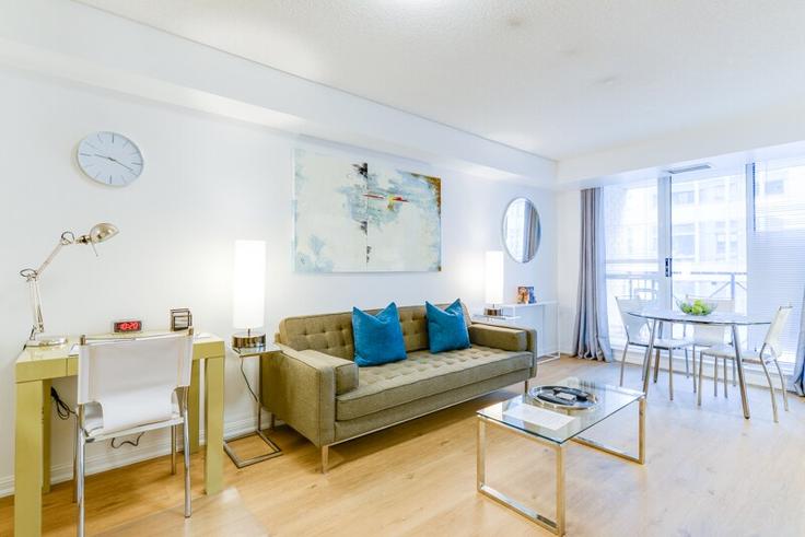 Salle de séjour élégante avec mobilier moderne dans un appartement à Building University Avenue - urbanflatstoronto - 1034864 - TOR à Old Toronto, Toronto Salle de séjour élégante avec mobilier moderne dans un appartement à Building University Avenue - urbanflatstoronto - 1034864 - TOR à Old Toronto, Toronto