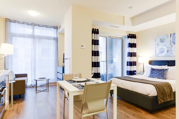 Elegant gestaltetes Wohnzimmer mit moderner Einrichtung in einer Wohnung im Building Adelaide Street West - urbanflatstoronto - 1034881 in Old Toronto, Toronto Elegant gestaltetes Wohnzimmer mit moderner Einrichtung in einer Wohnung im Building Adelaide Street West - urbanflatstoronto - 1034881 in Old Toronto, Toronto
