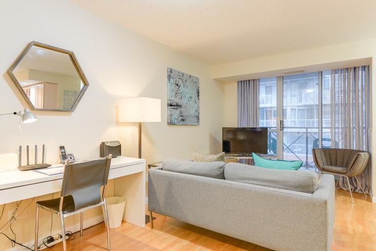 Sala de estar elegantemente projetada com móveis modernos em um apartamento no Building Queen Street West - urbanflatstoronto - 1034871 - TOR em Old Toronto, Toronto