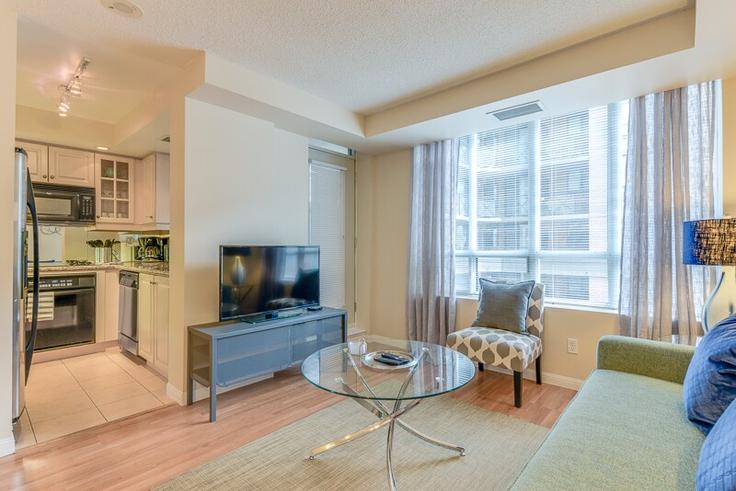 Building University Avenue - urbanflatstoronto - 1034870 - TOR adresindeki bir dairede modern mobilyalarla zarif bir şekilde tasarlanmış oturma odası Old Toronto, Toronto Building University Avenue - urbanflatstoronto - 1034870 - TOR adresindeki bir dairede modern mobilyalarla zarif bir şekilde tasarlanmış oturma odası Old Toronto, Toronto