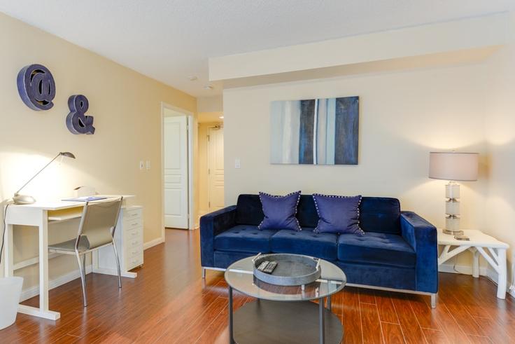 Sala de estar elegantemente projetada com móveis modernos em um apartamento no Building University Avenue - urbanflatstoronto - 1034870 - TOR em Old Toronto, Toronto