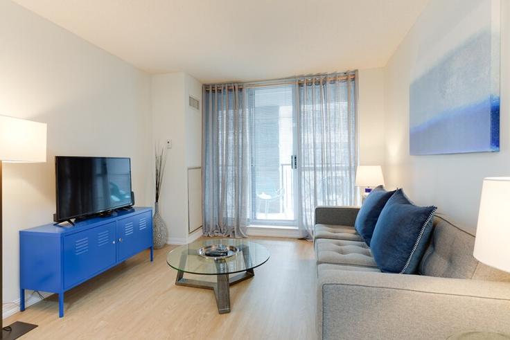 Salle de séjour élégante avec mobilier moderne dans un appartement à Building Queen Street West - urbanflatstoronto - 1034890 à Old Toronto, Toronto