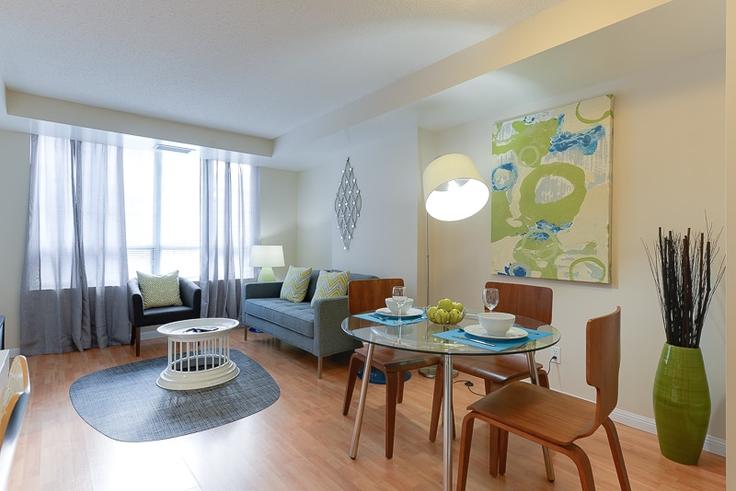Elegant gestaltetes Wohnzimmer mit moderner Einrichtung in einer Wohnung im Building Richmond Street West - urbanflatstoronto - 1034889 - TOR in Old Toronto, Toronto Elegant gestaltetes Wohnzimmer mit moderner Einrichtung in einer Wohnung im Building Richmond Street West - urbanflatstoronto - 1034889 - TOR in Old Toronto, Toronto