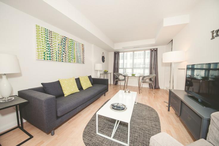 Sala de estar elegantemente projetada com móveis modernos em um apartamento no Building Adelaide Street West - urbanflatstoronto - 1034862 - TOR em Old Toronto, Toronto Sala de estar elegantemente projetada com móveis modernos em um apartamento no Building Adelaide Street West - urbanflatstoronto - 1034862 - TOR em Old Toronto, Toronto