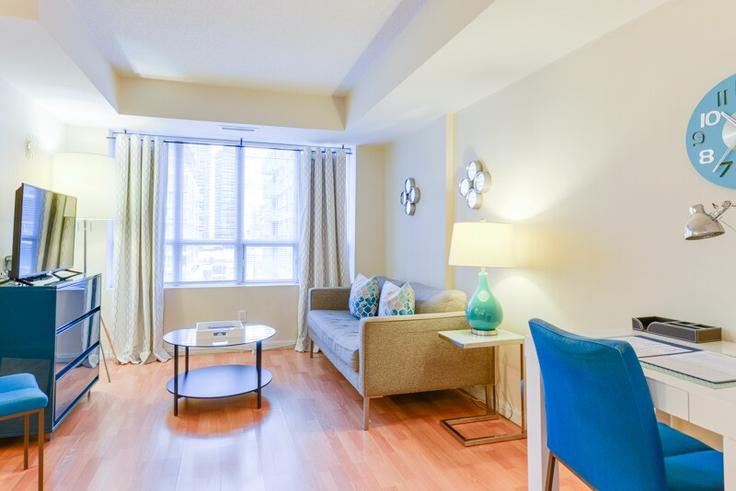 Elegant gestaltetes Wohnzimmer mit moderner Einrichtung in einer Wohnung im Building Adelaide Street West - urbanflatstoronto - 1034891 - TOR in Old Toronto, Toronto Elegant gestaltetes Wohnzimmer mit moderner Einrichtung in einer Wohnung im Building Adelaide Street West - urbanflatstoronto - 1034891 - TOR in Old Toronto, Toronto