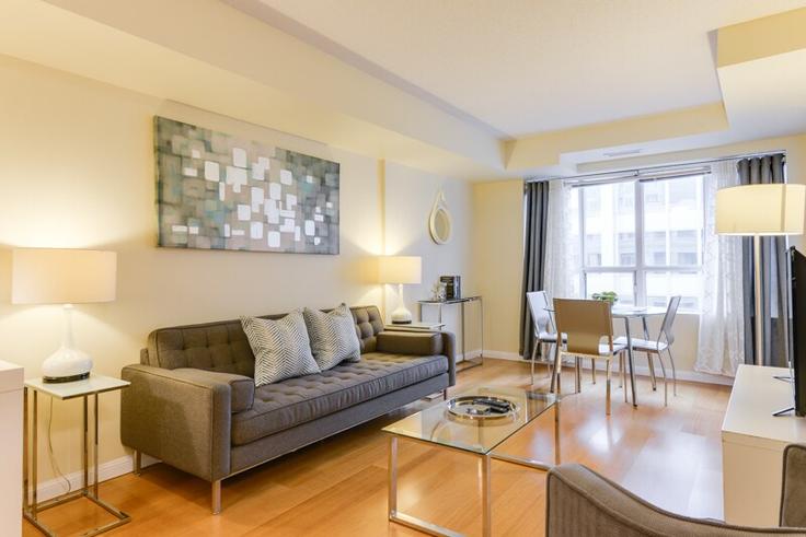 Toronto Old TorontoのBuilding Adelaide Street West - urbanflatstoronto - 1034884 - TORのアパートメントにある、モダンな家具を備えたエレガントなデザインのリビングルーム Toronto Old TorontoのBuilding Adelaide Street West - urbanflatstoronto - 1034884 - TORのアパートメントにある、モダンな家具を備えたエレガントなデザインのリビングルーム
