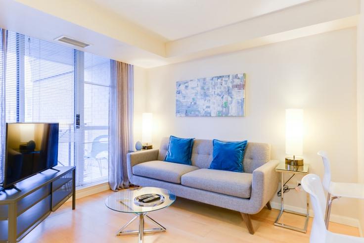 Elegante sala de estar con mobiliario moderno en un apartamento en Building Nelson Street - urbanflatstoronto - 1034880 - TOR en Old Toronto, Toronto Elegante sala de estar con mobiliario moderno en un apartamento en Building Nelson Street - urbanflatstoronto - 1034880 - TOR en Old Toronto, Toronto
