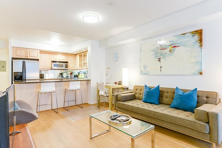 Elegant gestaltetes Wohnzimmer mit moderner Einrichtung in einer Wohnung im Building University Avenue - urbanflatstoronto - 1034864 - TOR in Old Toronto, Toronto