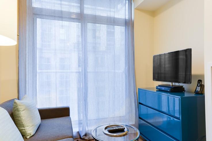 Sala de estar elegantemente projetada com móveis modernos em um apartamento no Building Adelaide Street West - urbanflatstoronto - 1034881 em Old Toronto, Toronto