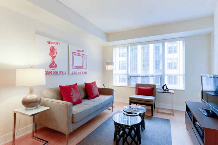 Elegant gestaltetes Wohnzimmer mit moderner Einrichtung in einer Wohnung im Building Wellington Street West - urbanflatstoronto - 1034873 - TOR in Old Toronto, Toronto Elegant gestaltetes Wohnzimmer mit moderner Einrichtung in einer Wohnung im Building Wellington Street West - urbanflatstoronto - 1034873 - TOR in Old Toronto, Toronto