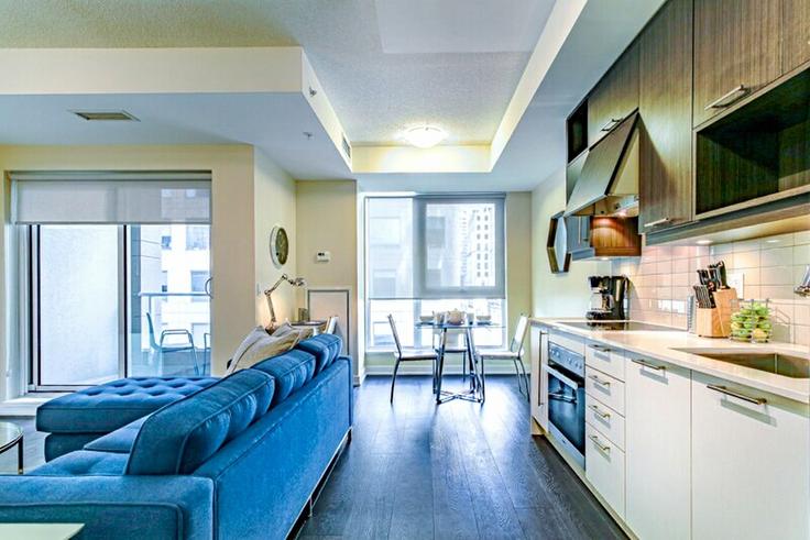 Elegant gestaltetes Wohnzimmer mit moderner Einrichtung in einer Wohnung im Building Adelaide Street West - urbanflatstoronto - 1034861 in Old Toronto, Toronto Elegant gestaltetes Wohnzimmer mit moderner Einrichtung in einer Wohnung im Building Adelaide Street West - urbanflatstoronto - 1034861 in Old Toronto, Toronto