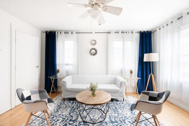 Manhattan, New York에 위치한 Building 6th Avenue - urbanfurnished-guesty - 1021913 - NYC 유닛의 세련된 인테리어가 돋보이는 거실 Manhattan, New York에 위치한 Building 6th Avenue - urbanfurnished-guesty - 1021913 - NYC 유닛의 세련된 인테리어가 돋보이는 거실