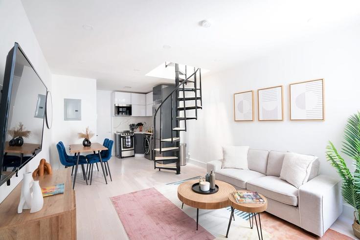 New York ManhattanのBuilding East 78th Street - urbanfurnished-guesty - 1021999 - NYCのアパートメントにある、モダンな家具を備えたエレガントなデザインのリビングルーム