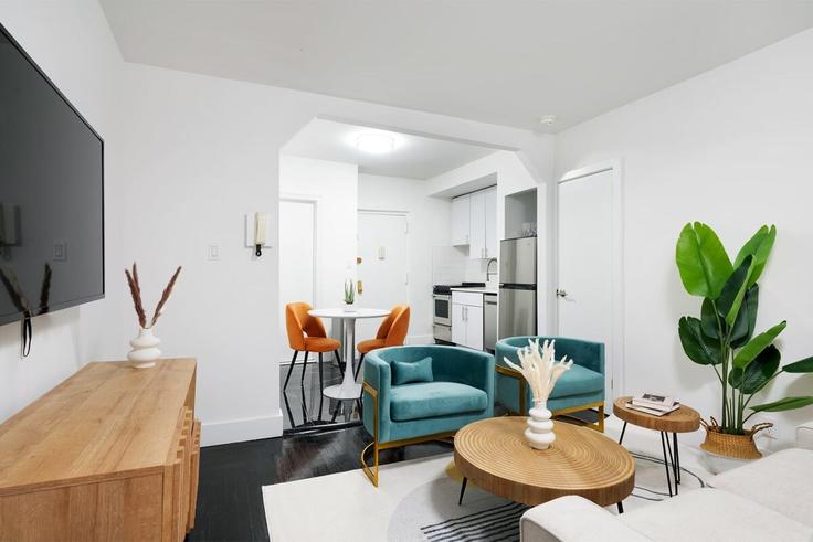Sala de estar elegantemente projetada com móveis modernos em um apartamento no Building West 48th Street - urbanfurnished-guesty - 1021992 - NYC em Manhattan, New York Sala de estar elegantemente projetada com móveis modernos em um apartamento no Building West 48th Street - urbanfurnished-guesty - 1021992 - NYC em Manhattan, New York