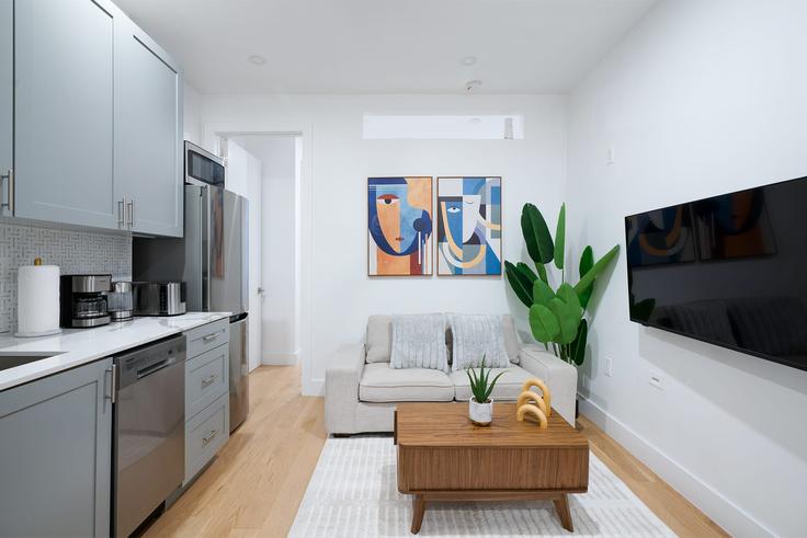 Salle de séjour élégante avec mobilier moderne dans un appartement à Building 1st Avenue - urbanfurnished-guesty - 1022011 - NYC à Manhattan, New York