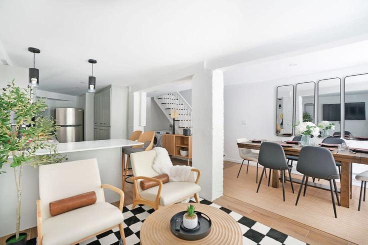 Salle de séjour élégante avec mobilier moderne dans un appartement à Building East 91st Street - urbanfurnished-guesty - 1021989 - NYC à Manhattan, New York