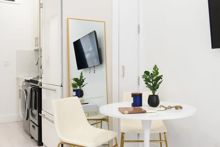 New York ManhattanのBuilding East 61st Street - urbanfurnished-guesty - 1021871 - NYCのアパートにある、ダイニングテーブルとスタイリッシュな椅子 New York ManhattanのBuilding East 61st Street - urbanfurnished-guesty - 1021871 - NYCのアパートにある、ダイニングテーブルとスタイリッシュな椅子