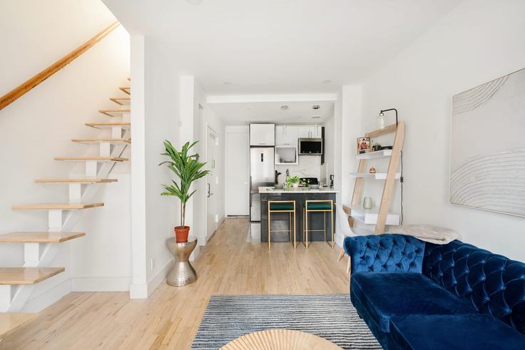 Sala de estar elegantemente projetada com móveis modernos em um apartamento no Building East 84th Street - urbanfurnished-guesty - 1021960 - NYC em Manhattan, New York Sala de estar elegantemente projetada com móveis modernos em um apartamento no Building East 84th Street - urbanfurnished-guesty - 1021960 - NYC em Manhattan, New York
