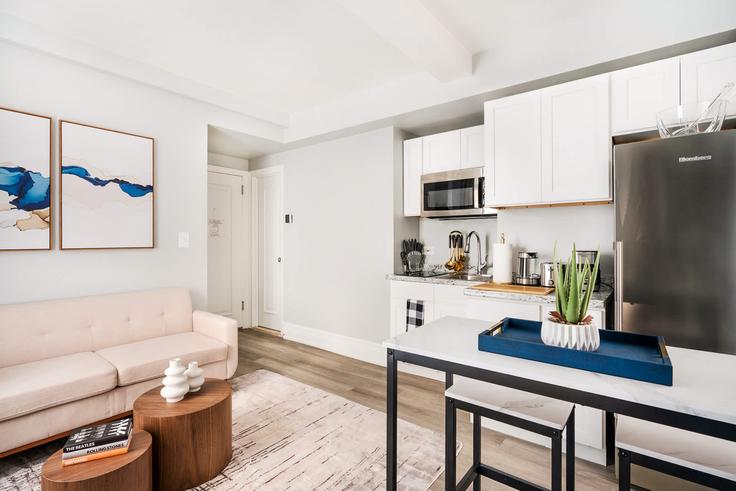 New York ManhattanのBuilding West 73rd Street - urbanfurnished-guesty - 1031180 - NYCのアパートメントにある、モダンな家具を備えたエレガントなデザインのリビングルーム New York ManhattanのBuilding West 73rd Street - urbanfurnished-guesty - 1031180 - NYCのアパートメントにある、モダンな家具を備えたエレガントなデザインのリビングルーム