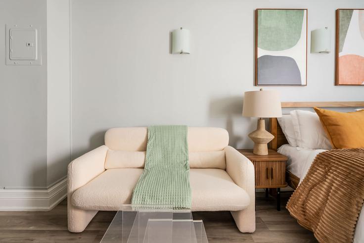 Manhattan, New York에 위치한 Building West 73rd Street - urbanfurnished-guesty - 1022022 - NYC 유닛의 세련된 인테리어가 돋보이는 거실