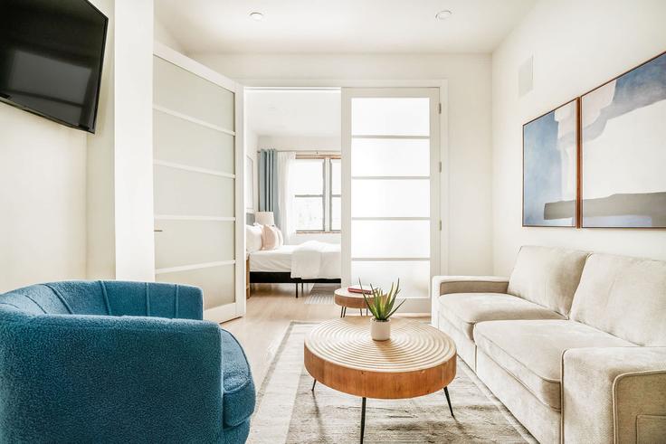 Salle de séjour élégante avec mobilier moderne dans un appartement à Building East 22nd Street - urbanfurnished-guesty - 1356853 à Manhattan, New York Salle de séjour élégante avec mobilier moderne dans un appartement à Building East 22nd Street - urbanfurnished-guesty - 1356853 à Manhattan, New York