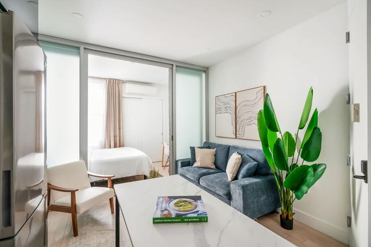 Elegant gestaltetes Wohnzimmer mit moderner Einrichtung in einer Wohnung im Building East 78th Street - urbanfurnished-guesty - 1227746 - NYC in Manhattan, New York Elegant gestaltetes Wohnzimmer mit moderner Einrichtung in einer Wohnung im Building East 78th Street - urbanfurnished-guesty - 1227746 - NYC in Manhattan, New York