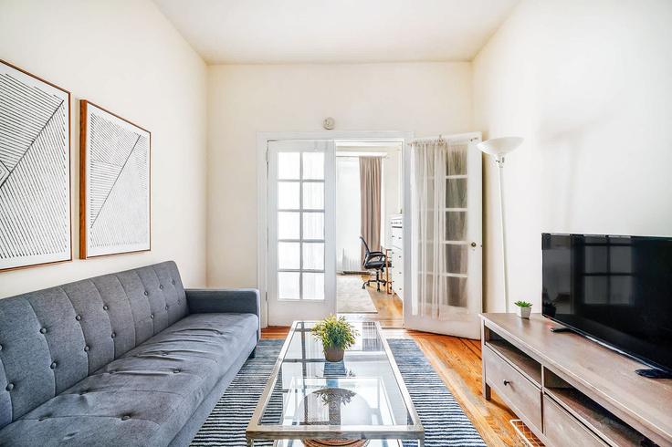 Elegant gestaltetes Wohnzimmer mit moderner Einrichtung in einer Wohnung im Building East 14th Street - urbanfurnished-guesty - 1021923 - NYC in Manhattan, New York Elegant gestaltetes Wohnzimmer mit moderner Einrichtung in einer Wohnung im Building East 14th Street - urbanfurnished-guesty - 1021923 - NYC in Manhattan, New York
