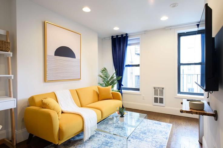 Manhattan, New York에 위치한 Building Clinton Street - urbanfurnished-guesty - 1021888 - NYC 유닛의 세련된 인테리어가 돋보이는 거실 Manhattan, New York에 위치한 Building Clinton Street - urbanfurnished-guesty - 1021888 - NYC 유닛의 세련된 인테리어가 돋보이는 거실