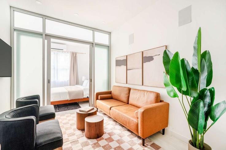 Manhattan, New York에 위치한 Building East 14th Street - urbanfurnished-guesty - 1295151 - NYC 유닛의 세련된 인테리어가 돋보이는 거실