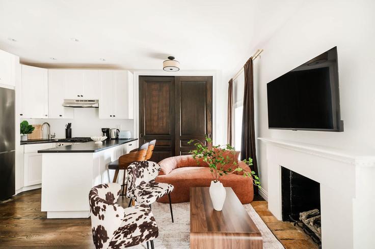 Manhattan, New York에 위치한 Building 5th Avenue - urbanfurnished-guesty - 1336773 아파트의 세련된 인테리어가 돋보이는 거실 Manhattan, New York에 위치한 Building 5th Avenue - urbanfurnished-guesty - 1336773 아파트의 세련된 인테리어가 돋보이는 거실