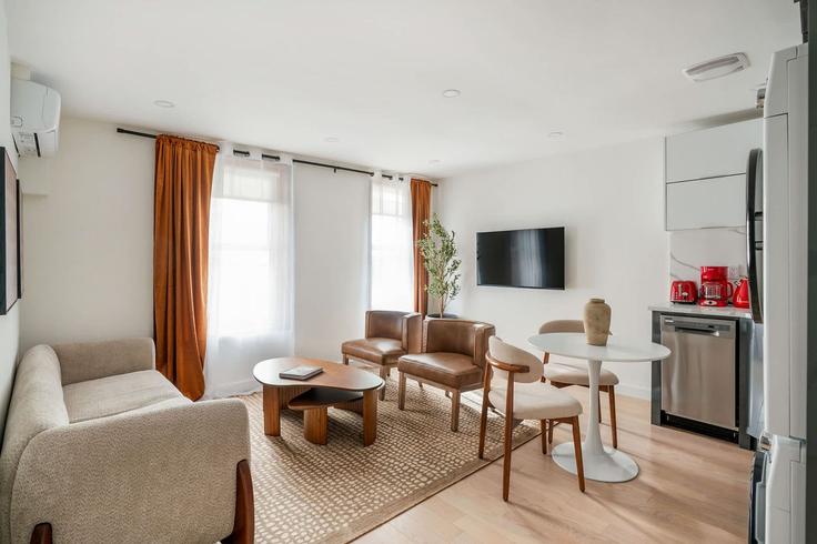 Sala de estar elegantemente projetada com móveis modernos em um apartamento no Building East 22nd Street - urbanfurnished-guesty - 1375250 em Manhattan, New York
