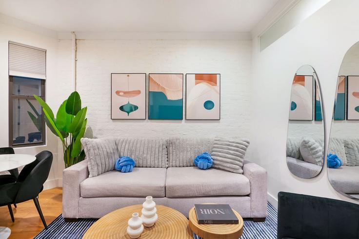 Elegant gestaltetes Wohnzimmer mit moderner Einrichtung in einer Wohnung im Building 1st Avenue - urbanfurnished-guesty - 1022017 - NYC in Manhattan, New York