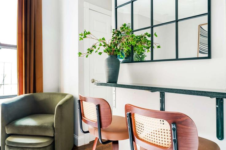 Elegant gestaltetes Wohnzimmer mit moderner Einrichtung in einer Wohnung im Building Mott Street - urbanfurnished-guesty - 1380012 in Manhattan, New York