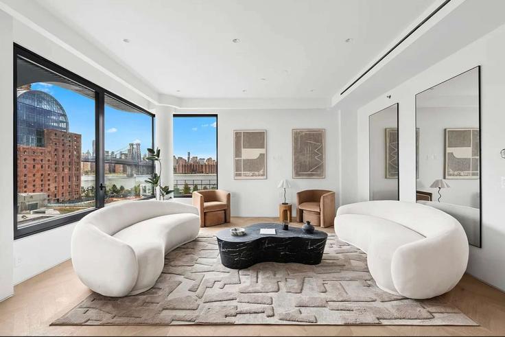 Elegante sala de estar con mobiliario moderno en un apartamento en Building South 1st Street - urbanfurnished-guesty - 1388510 en Brooklyn, New York