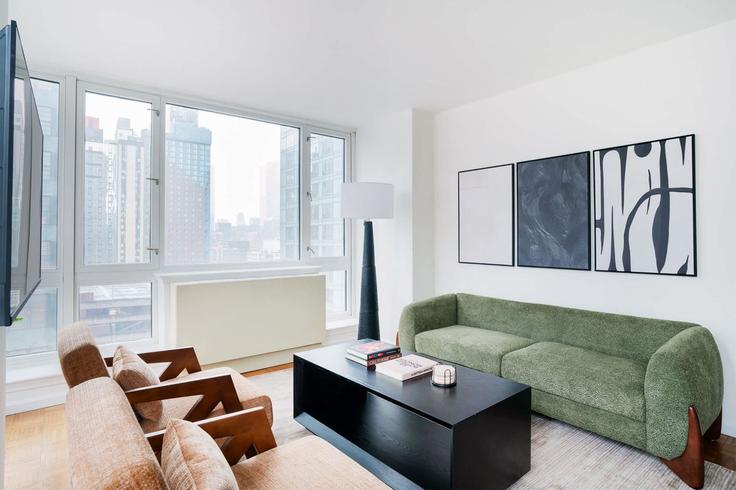Elegante sala de estar con mobiliario moderno en un apartamento en Building West 43th Street - urbanfurnished-guesty - 1381653 en Manhattan, New York Elegante sala de estar con mobiliario moderno en un apartamento en Building West 43th Street - urbanfurnished-guesty - 1381653 en Manhattan, New York