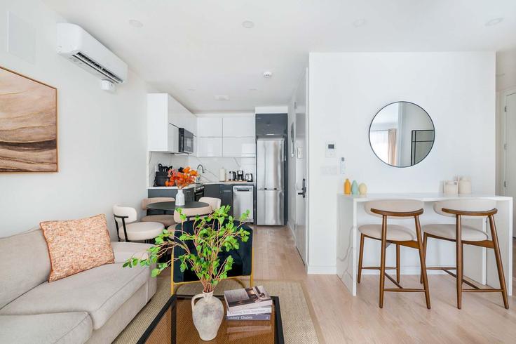 Elegant gestaltetes Wohnzimmer mit moderner Einrichtung in einer Wohnung im Building East 78th Street - urbanfurnished-guesty - 1460467 in Manhattan, New York