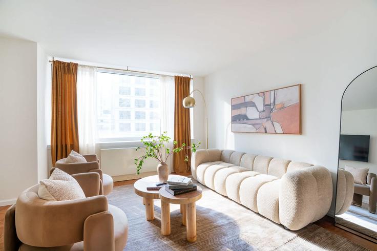 Elegante sala de estar con mobiliario moderno en un apartamento en Building West 43rd Street - urbanfurnished-guesty - 1471716 en Manhattan, New York Elegante sala de estar con mobiliario moderno en un apartamento en Building West 43rd Street - urbanfurnished-guesty - 1471716 en Manhattan, New York
